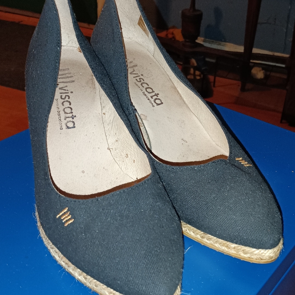 Black wedge heels with natural trim